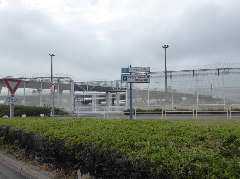Des clôtures de haute sécurité ont été installées tout autour du port de Calais