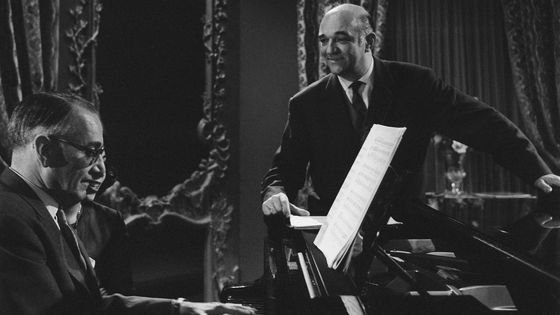 Gabriel Bacquier (à droite) avec le pianiste Jacques Février ©AFP - Louis Joyeux / INA