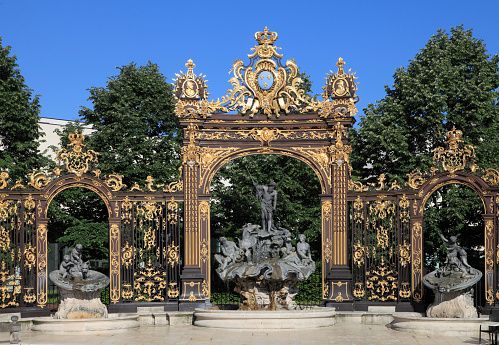 Fontaine sur la place Stanislas avec au centre statue de Stanislas