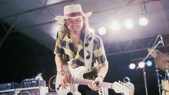 Le guitariste américain Stevie Ray Vaughan en concert, Italie, 1985. ©Getty - Luciano Viti