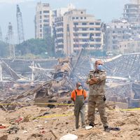Les opérations de déblaiement du port de Beyrouth associent des militaires français et des équipes libanaises. Mais dans les quartiers voisins, les habitants doivent se débrouiller.