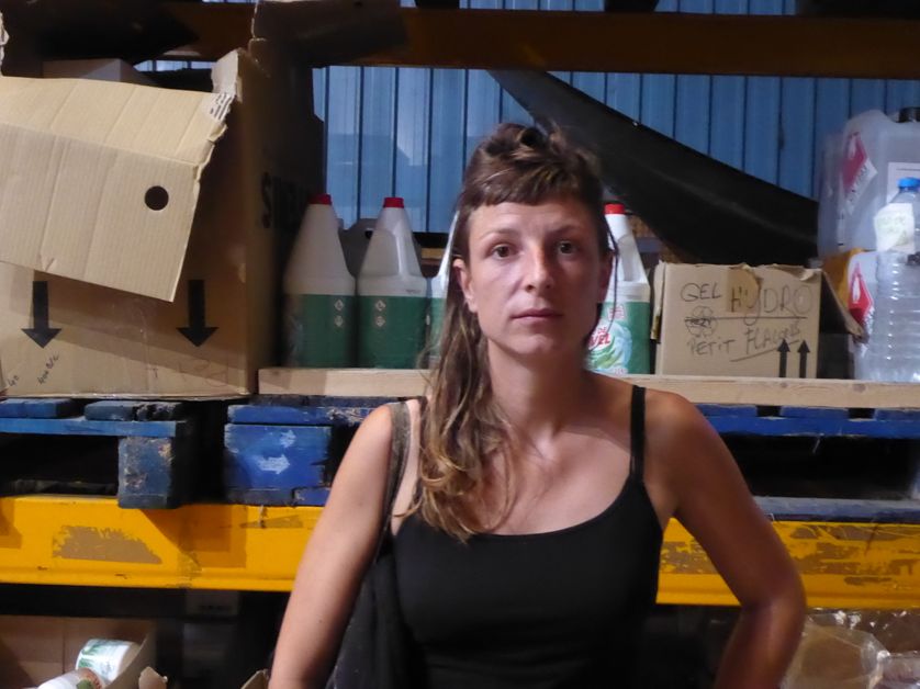 Laure Pichot, l'une des employées d'Utopia 56, organise les distributions d'eau à Grande-Synthe depuis 4 mois