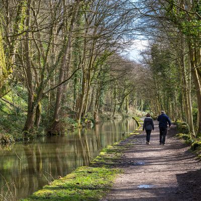 Deux personnes se promènent le long du canal de la Peak Forest près de Romiley, Stockport