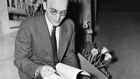 Kurt Weill sur le plateau de la comédie musicale Knickerbocker Holiday Broadway ©Getty - Bettmann