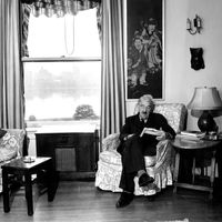 Le philosophe américain John Dewey en train de lire chez lui en 1946.