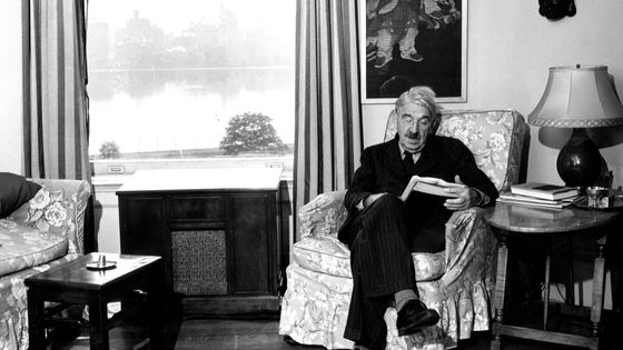 Le philosophe américain John Dewey en train de lire chez lui en 1946. ©Getty - JHU Sheridan Libraries / Gado