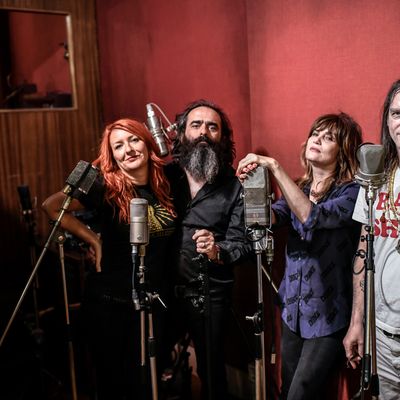 Le groupe 'Epee', Marie et Lionel Liminana (du groupe 'The Liminanas'), l’artiste française Emmanuelle Seigner et le chanteur américain Anton Newcombe, juin 2019