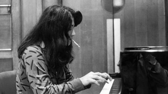 Martha Argerich avec cigarette - -