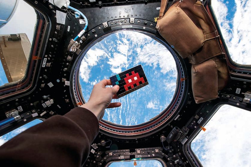 Une oeuvre d'Invader à bord de la navette spatiale internationale