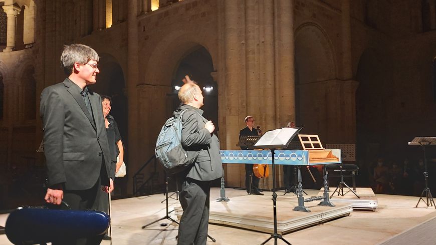 Le Dunedin Consort à leur arrivée à la répétition pour le concert aux Heures Musicales de l'Abbaye de Lessay.