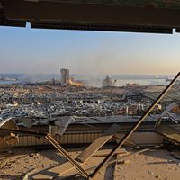 Le port de Beyrouth, entièrement détruit, était le dernier moteur économique du Liban. L'explosion qui y a eu lieu s'est propagée jusqu'à ravager tous les quartiers de la capitale.