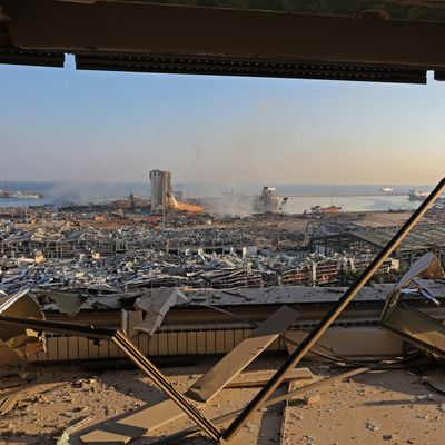 Le port de Beyrouth, entièrement détruit, était le dernier moteur économique du Liban. L'explosion qui y a eu lieu s'est propagée jusqu'à ravager tous les quartiers de la capitale.