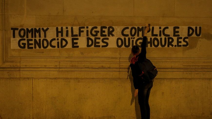 Un collage réalisé par des militants en soutien à la population ouïghoure, sur un mur du siège de Tommy Hilfiger, à Paris le 29 juillet 2020.