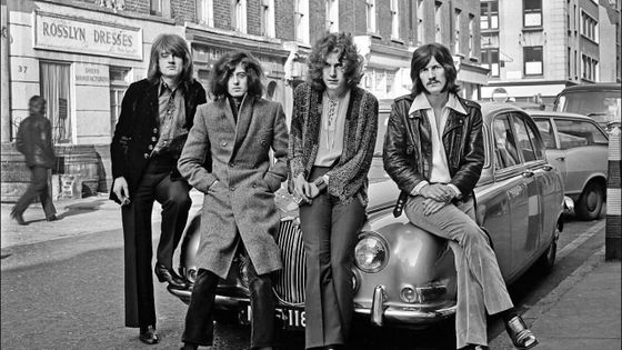 Le groupe de rock anglais Led Zeppelin sur une Jaguar à Londres en décembre 1968. De gauche à droite : John Paul Jones, Jimmy Page, Robert Plant and John Bonham ©Getty - Dick Barnatt/Redferns