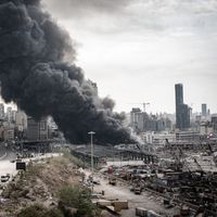 Un épais nuage de fumée noire a survolé la ville de Beyrouth, provenant de cet incendie déclenché sur le port.