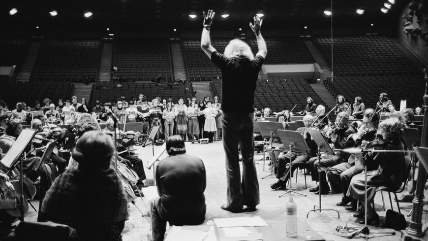 Léo ferré dirigeant un orchestre au Palais des Congrès