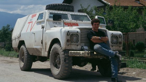 Le correspondant de guerre, photographe Patrick Chauvel en Bosnie- Herzégovine, en 1993 ©Getty - Patrick Robert-Corbis