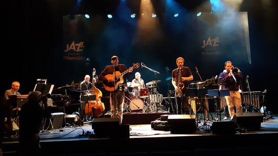 Hasse Poulsen sur la scène du théâtre municipal de Coutances dans le cadre du Week-End Sous les Pommiers le 18 septembre 2020 ©Radio France - Emmanuelle Lacaze