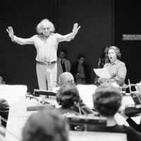 Léo Ferré dirige 135 musiciens lors d'un concert au palais des Congrès à Paris en novembre 1975, France