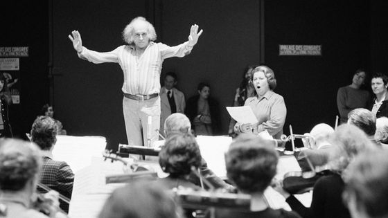 Léo Ferré dirige 135 musiciens lors d'un concert au palais des Congrès à Paris en novembre 1975, France - Daniel SIMON/Gamma-Rapho/Getty Images
