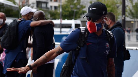 Neymar est l'un des trois joueurs testés positifs au Covid-19