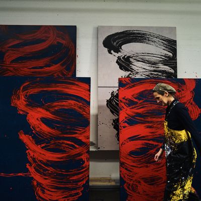 Fabienne Verdier dans son atelier, à Hédouville, 2020