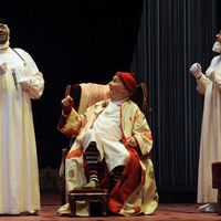 Le comédien Michel Bouquet (Centre), interprétant le Malade imaginaire, au côté de ses médecins, les comédiens Pierre Forest (G) et Pierre Val (D), (2008 - théâtre de la porte Saint-Martin à Paris)