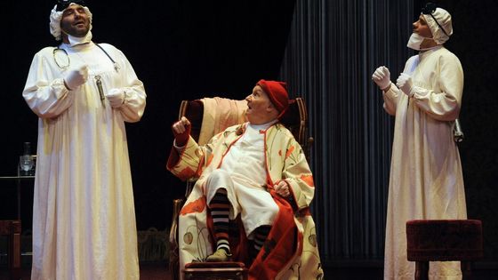 Le comédien Michel Bouquet (Centre), interprétant le Malade imaginaire, au côté de ses médecins, les comédiens Pierre Forest (G) et Pierre Val (D), (2008 - théâtre de la porte Saint-Martin à Paris) ©AFP - © STEPHANE DE SAKUTIN