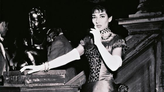 Maria Callas dans le rôle de Violetta dans La Traviata de Giuseppe Verdi, lors d'une production donnée à la Scala de Milan en 1955 ©Getty - DeAgostini