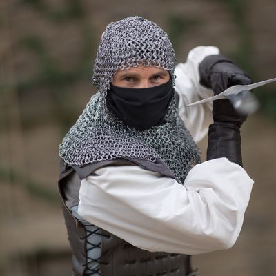 Un acteur portant un masque lors d'une représentation au Puy du Fou, le 5 juin 2020