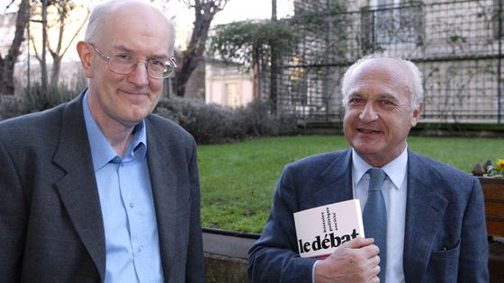les co-fondateurs de la revue "Le Débat" chez Gallimard, l'académicien et éditeur, Pierre Nora (D) et Marcel Gauchet, directeur d'études à l'EHESS (Ecole des Hautes Etudes en Sciences Sociales) posent pour le photographe dans les jardins de cette mai ©AFP - JACK GUEZ