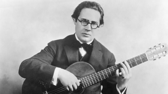 Le guitariste Andrés Segovia à qui Rodrigo dédia la Fantaisie pour un Gentilhomme, et Castelnuovo-Tedesco, son 1er concerto pour guitare et orchestre ©Getty - Photo by Bettmann