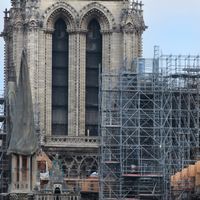 La tour sud de la cathédrale Notre-Dame de Paris, en travaux depuis l'incendie du 16 avril 2019, ici photographiée en octobre 2019 quelques mois après la catastrophe.