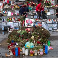 Le mémorial aux victimes des attentats de 2015 le 07 janvier 2016, Place de la République, à Paris.