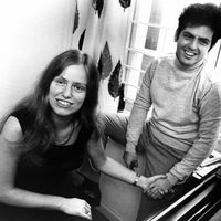 La violoncelliste Jacqueline du Pré et le pianiste & chef d'orchestre Daniel Barenboim photographiés chez eux à Londres en 1967