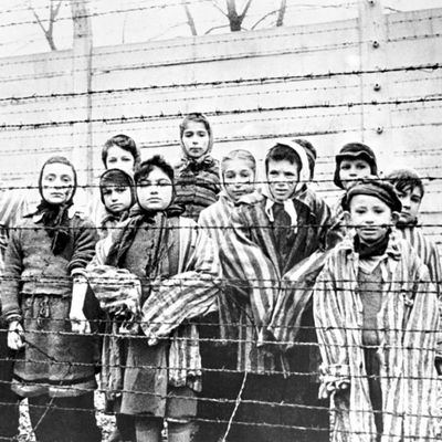 Un groupe d'enfants juifs survivants du camp d'Auschwitz-Birkenau en Pologne, le jour de leur libération le 27 janvier 1945.