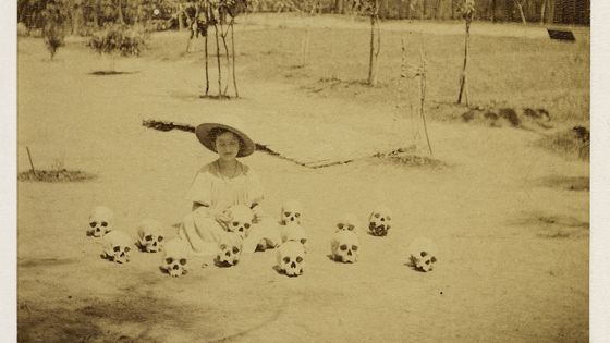Raymonde Bonnetain, "Mlle Renée Bonnetain (1894‑1895) jouant avec les crânes de sofas (soldats professionnels) de Samory, fusillés outre-Niger," - Bibliothèque Marguerite Durand