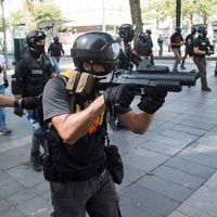 Un policier utilise un flashball LBD lors d'une manifestation appelée par le mouvement des "Gilets Jaunes" à Nantes, le 14 septembre 2019.