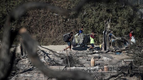 Migrants qui fuient le camp de la Moria ©AFP - LOUISA GOULIAMAKI