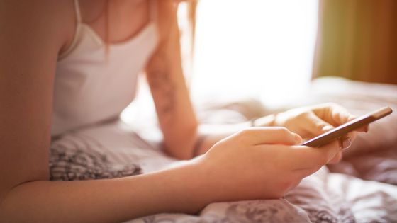 Le SMS a remplacé les rencontres pendant le confinement. ©Getty - Agrobacter