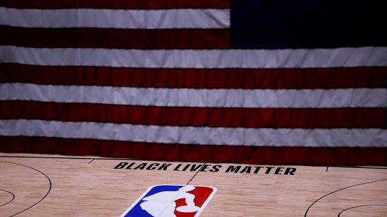 Un terrain de basket désert et arborant le slogan "Black Lives Matter" suite au boycott historique des joueurs de la NBA. Lake Buena Vista (Floride), le 27 août 2020 ©Getty - Kevin C. Cox