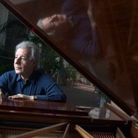 Lalo Schifrin chez lui à Los Angeles en 2004.
