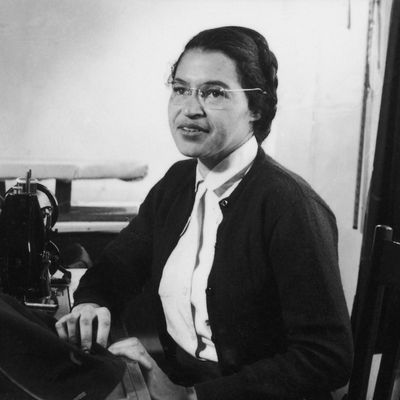 La militante américaine des droits civiques Rosa Parks pose alors qu'elle travaille comme couturière, peu de temps après le début du boycott des bus de Montgomery (Alabama) en février 1956.