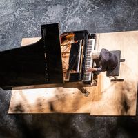 Le pianiste Jean-Philippe Collard lors d'un concert donné au Théâtre des Terrasses à Gordes, le 30 juillet 2019