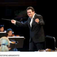 Cristian Măcelaru dirige l'Orchestre national de France dans un programme Debussy, Saint-Saëns et Rachmaninov