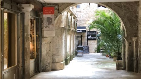 Vidéo: Le Passage des Marchands à Nîmes