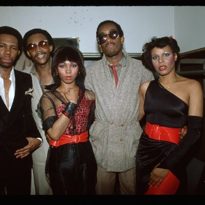 Le groupe de disco et de funk Chic en coulisse (1981).