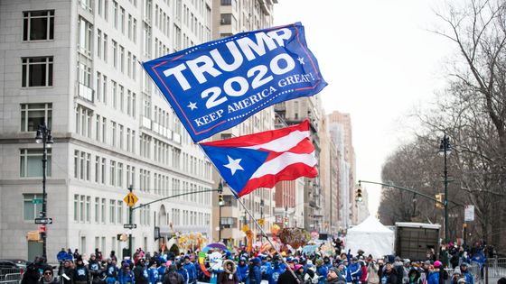 Un supporter de Donald Trump agite un drapeau pendant la marche des femmes à Manhattan (New york ,Etats-Unis), le 18 janvier 2020 ©Getty - Ira L. Black - Corbis / Contributeur