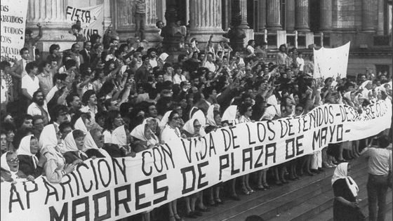 ARGENTINA - MOTHERS OF PLAZA DE MAYO - 1982 (Manifestation des mères de la Place de Mai dont les enfants ont disparu pendant la dictature militaire entre 1973 et 1983) ©AFP - STF / UPI FILES / AFP