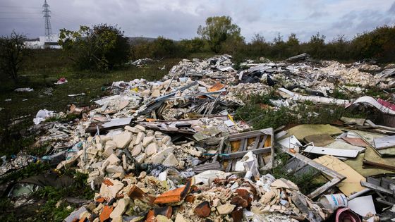 Carrières-sous-Poissy (Yvelines) polluée par une mer de déchets